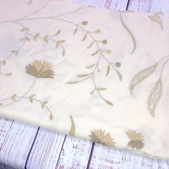 Vintage floral embroidered fabric - Picture 1 of 6